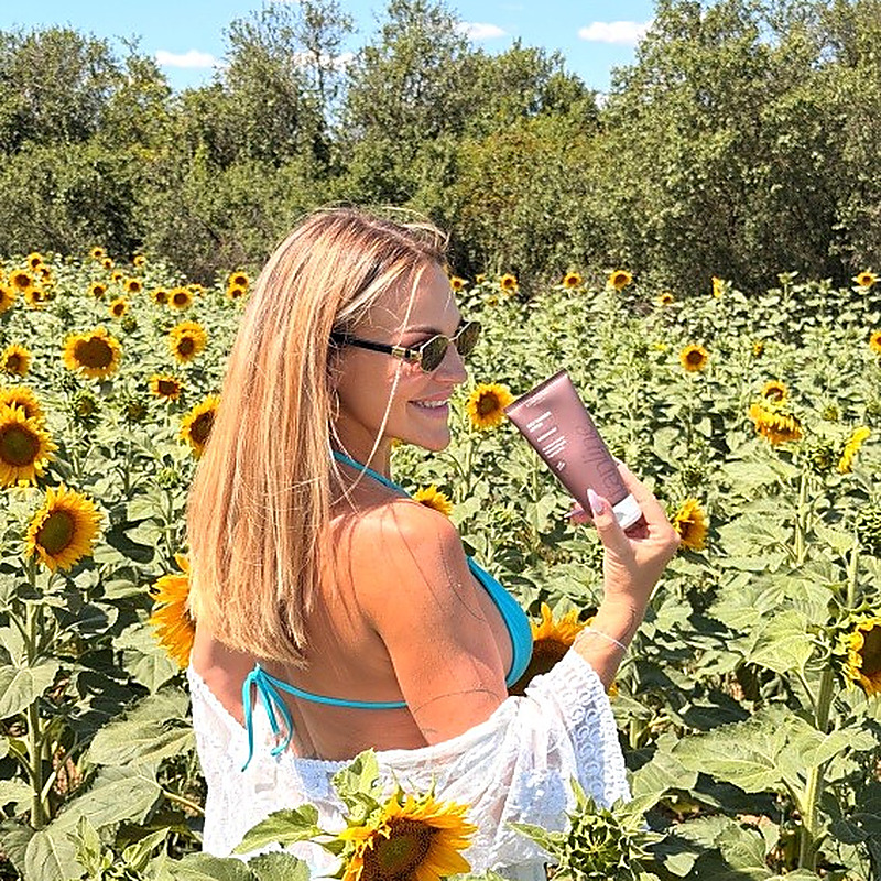 Letní fotografie se samoopalovacím mlékem Lux-Factor TANLINE