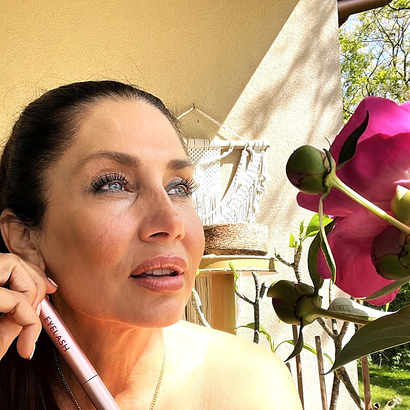 Eva Horváth a Lux-Factor EYELASH szempillanövesztő szérummal
