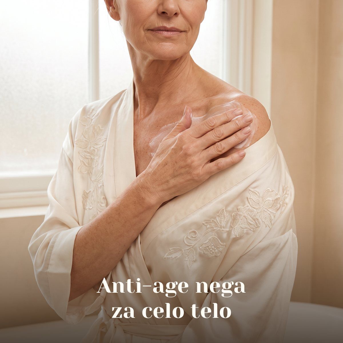 Zrelejša ženska nanaša losjon na dekolte in ramena – anti-age nega za celo telo