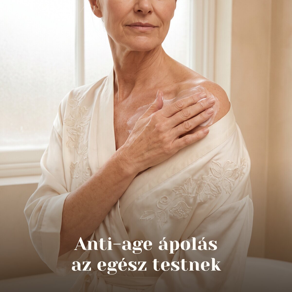Érettebb nő testápolót visz fel a dekoltázsára és a vállára – anti-age ápolás az egész testnek